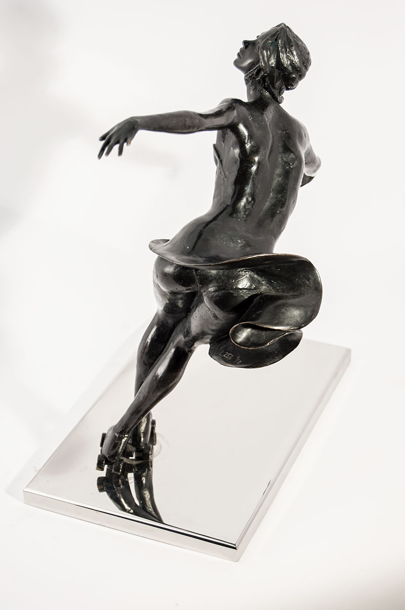Scultura in bronzo di Lucia Zei che ritrae una ragazza su pattini a rotelle