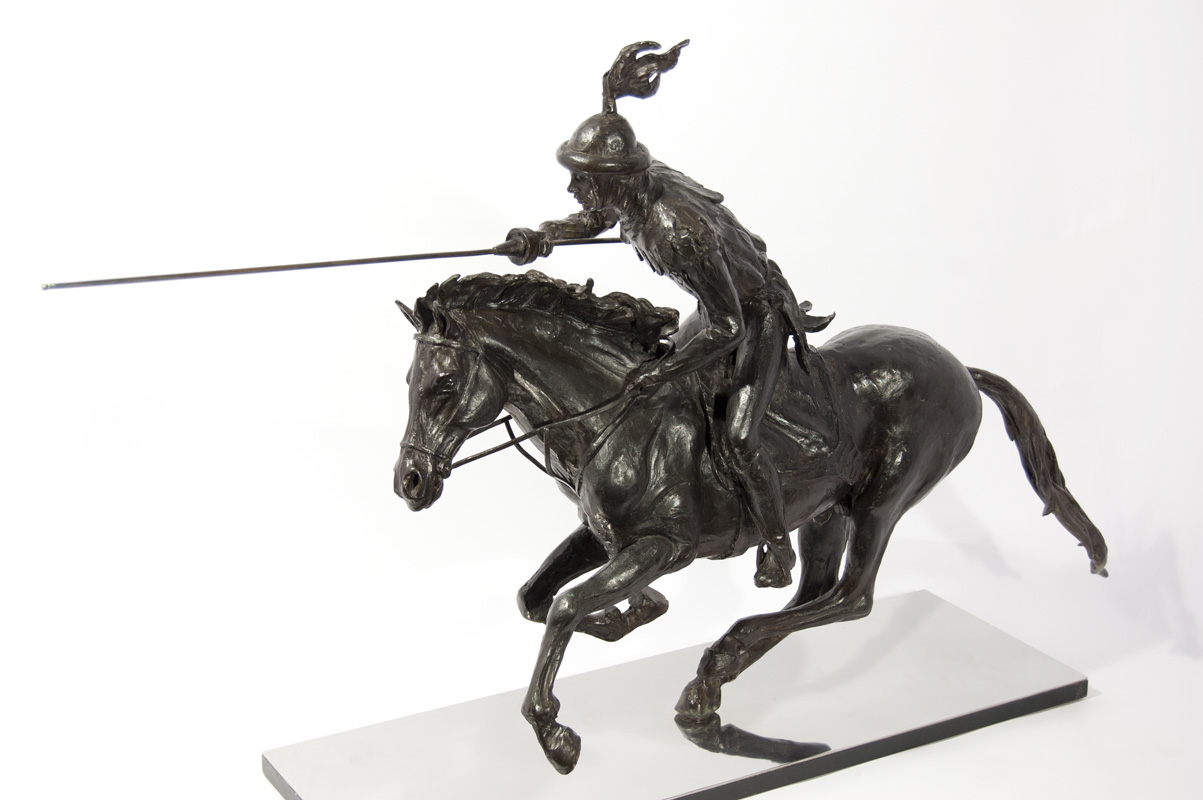 Scultura di Lucia Zei che ritrae un momento di azione del cavallo e cavaliere della Giostra del Saracino della città di Arezzo