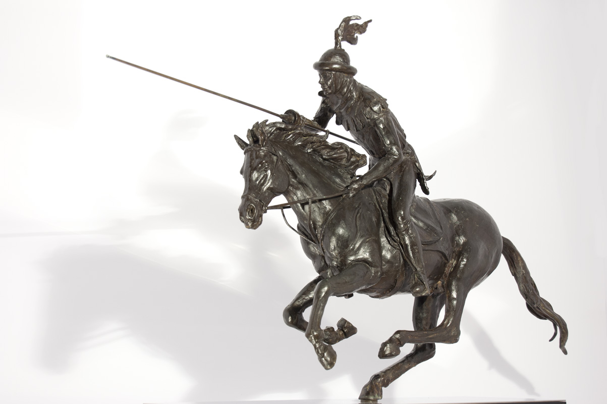 Scultura di Lucia Zei che ritrae un momento di azione del cavallo e cavaliere della Giostra del Saracino della città di Arezzo