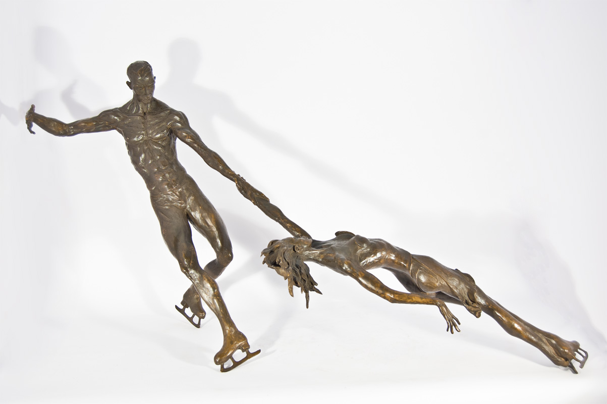 Scultura in bronzo di Lucia Zei che ritrae una coppia di pattinatori in azione sul ghiaccio