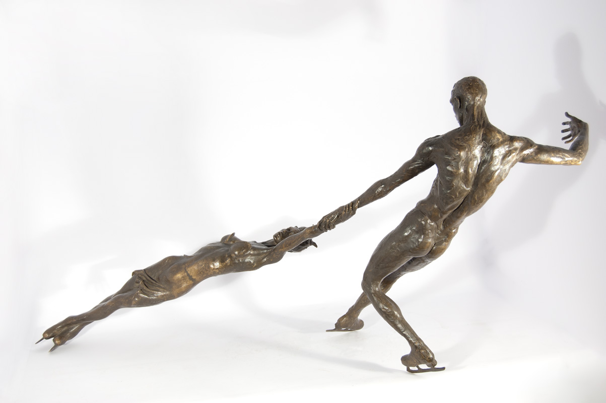 Scultura in bronzo di Lucia Zei che ritrae una coppia di pattinatori in azione sul ghiaccio