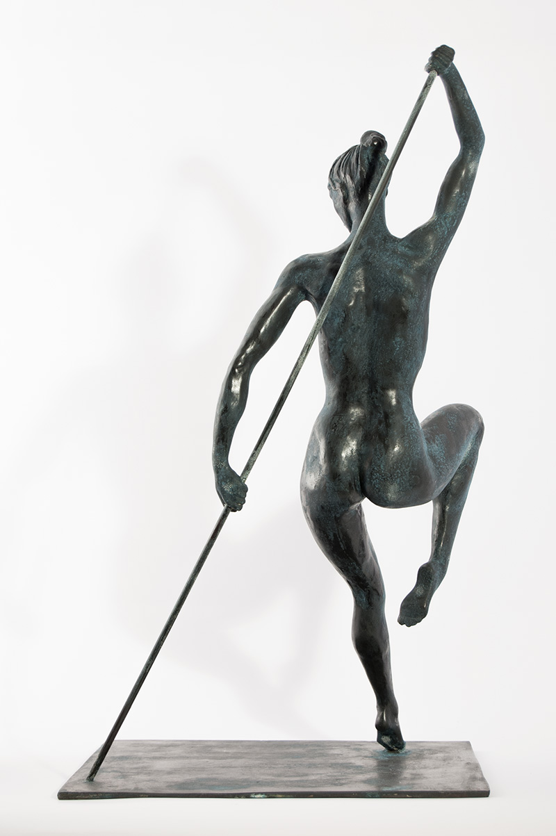 Scultura in bronzo di Lucia Zei che ritrae una ginnasta di salto con l’asta