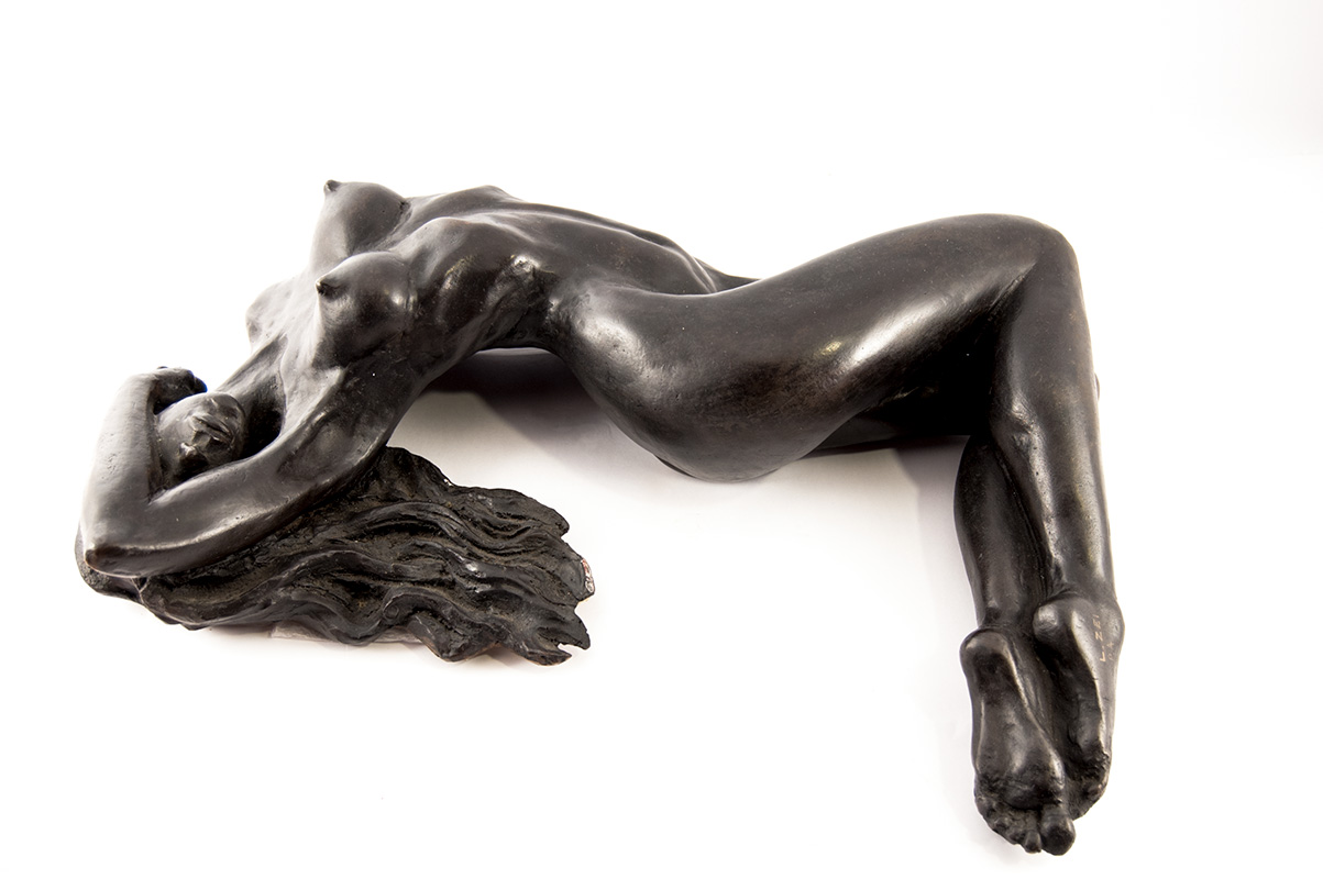 Scultura in bronzo di Lucia Zei che ritrae una donna sdraiata