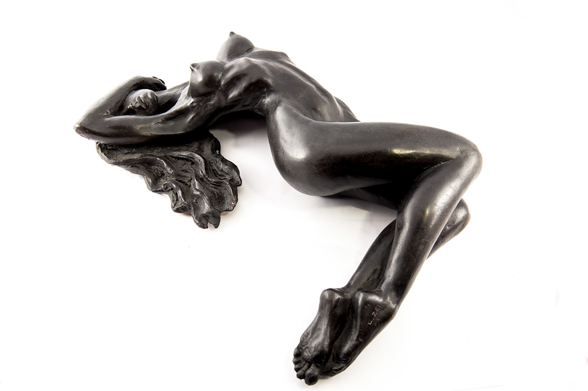 Scultura in bronzo di Lucia Zei che ritrae una donna sdraiata
