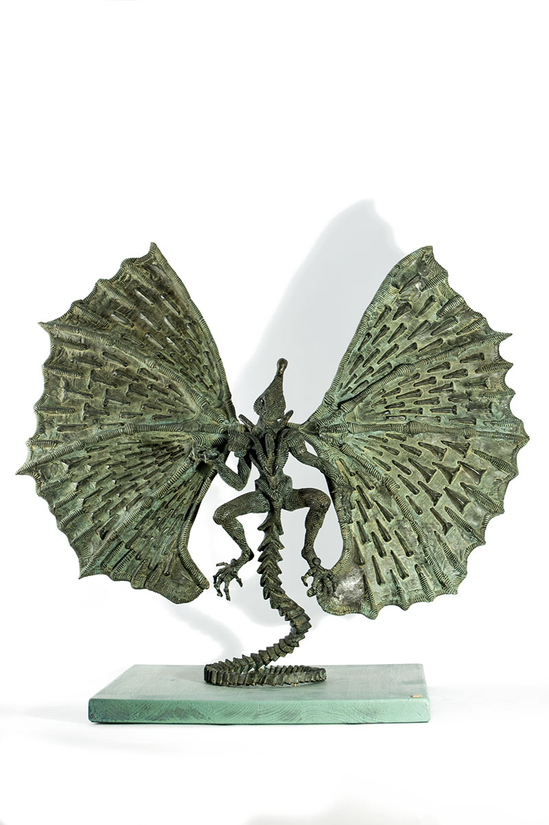 Scultura in bronzo di Lucia Zei che ritrae un drago alato sospeso sulla coda