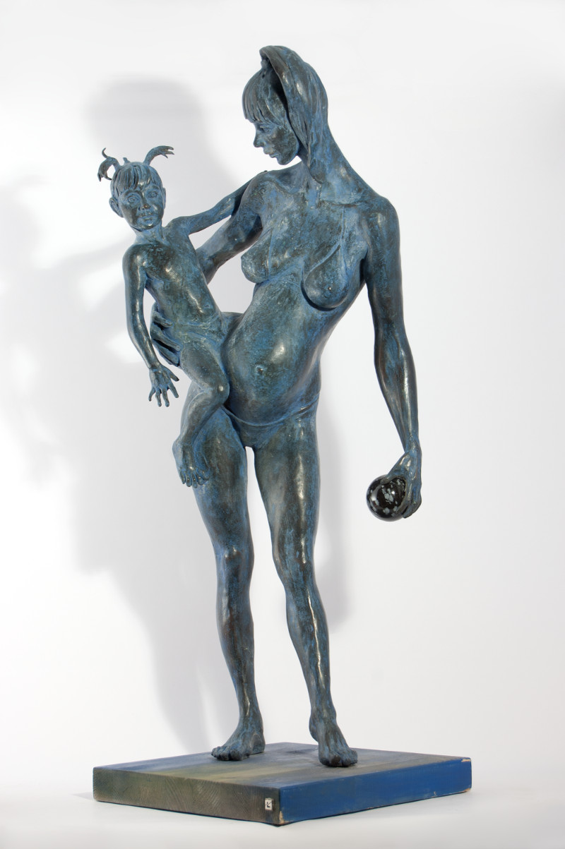 Scultura in bronzo di Lucia Zei che ritrae una donna in piedi con in braccio una bambina