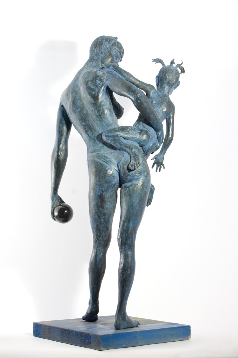 Scultura in bronzo di Lucia Zei che ritrae una donna in piedi con in braccio una bambina