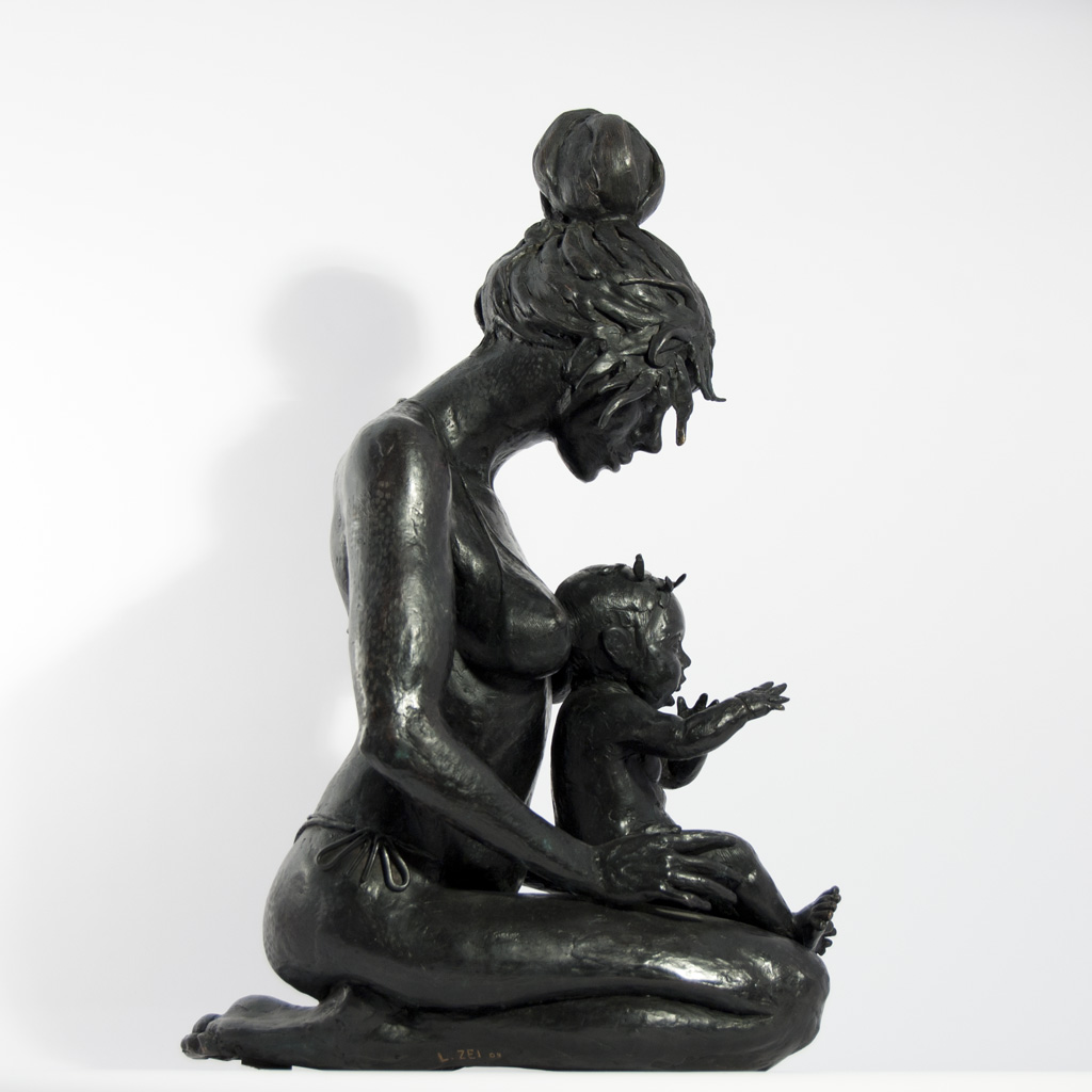 Scultura in bronzo di Lucia Zei che ritrae una donna in ginocchio con sopra un bambino