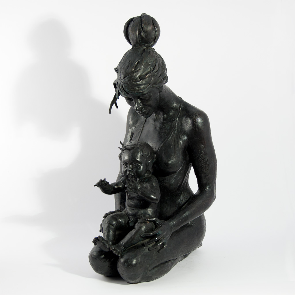 Scultura in bronzo di Lucia Zei che ritrae una donna in ginocchio con sopra un bambino
