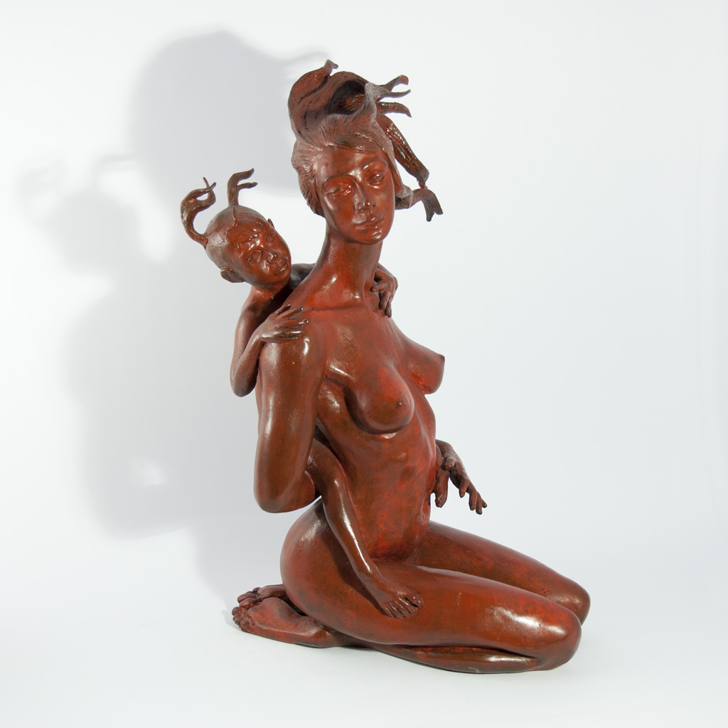 Scultura in bronzo di Lucia Zei che ritrae una donna in ginocchio e sulla sua schiena una bambina