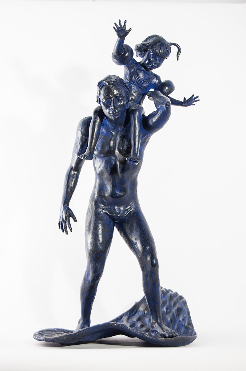 Scultura in bronzo di Lucia Zei che ritrae un uomo che tiene sulle spalle una bambina pronta a fare un tuffo nell'acqua