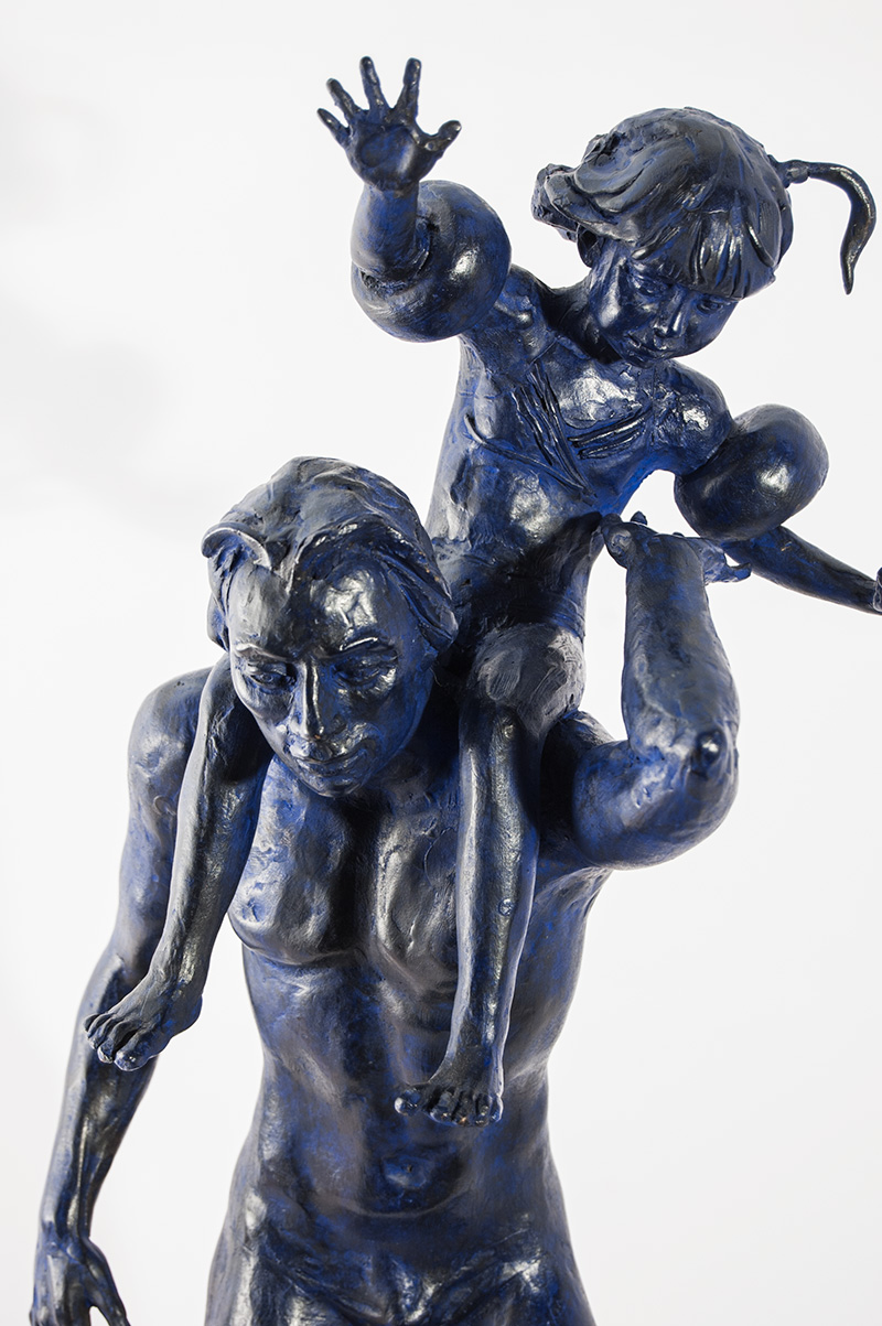 Scultura in bronzo di Lucia Zei che ritrae un uomo che tiene sulle spalle una bambina pronta a fare un tuffo nell'acqua