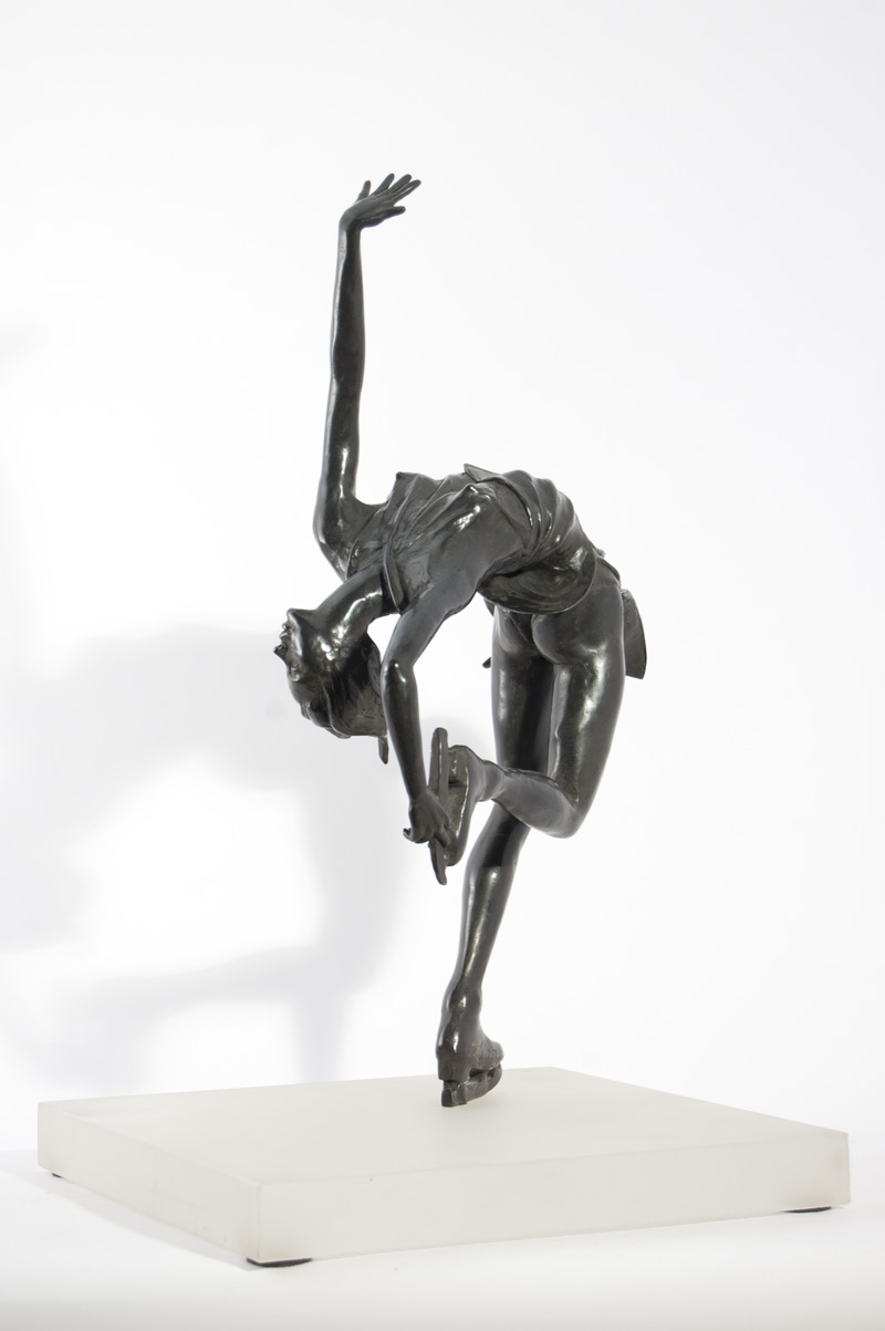 Scultura in bronzo di Lucia Zei che ritrae una pattinatrice su ghiaccio che danza