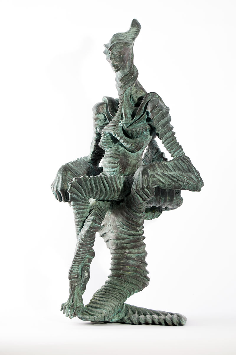 Scultura in bronzo di Lucia Zei che ritrae un alieno
