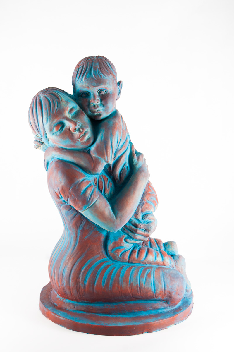Scultura in terracotta di Lucia Zei che ritrae una donna mentre abbraccia un bambino